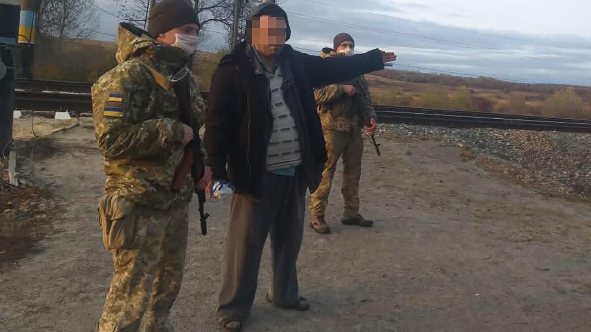 П'яний та у літніх шльопках: чоловік незаконно намагався пробратися до Росії повз прикордонників П'яний та у літніх шльопках: чоловік незаконно намагався пробратися до Росії повз прикордонників