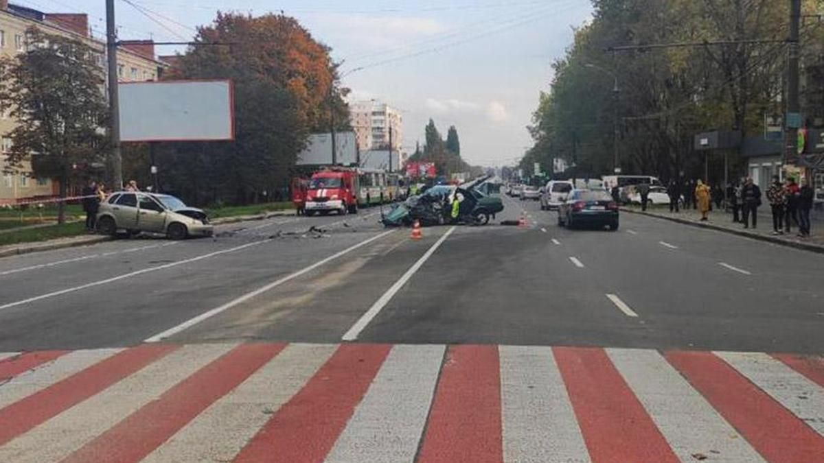 У Хмельницькому чоловік влаштував потрійну ДТП та втік