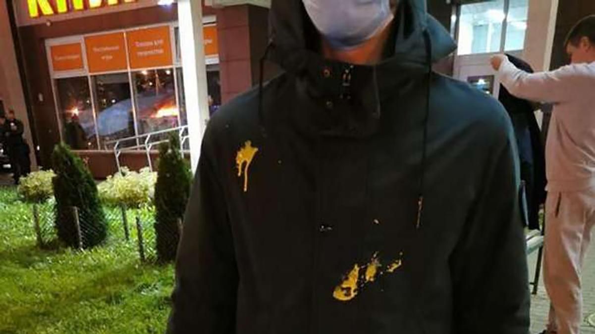 У Мінську протестувальників обстріляли з пейнтбольної зброї: фото 18+