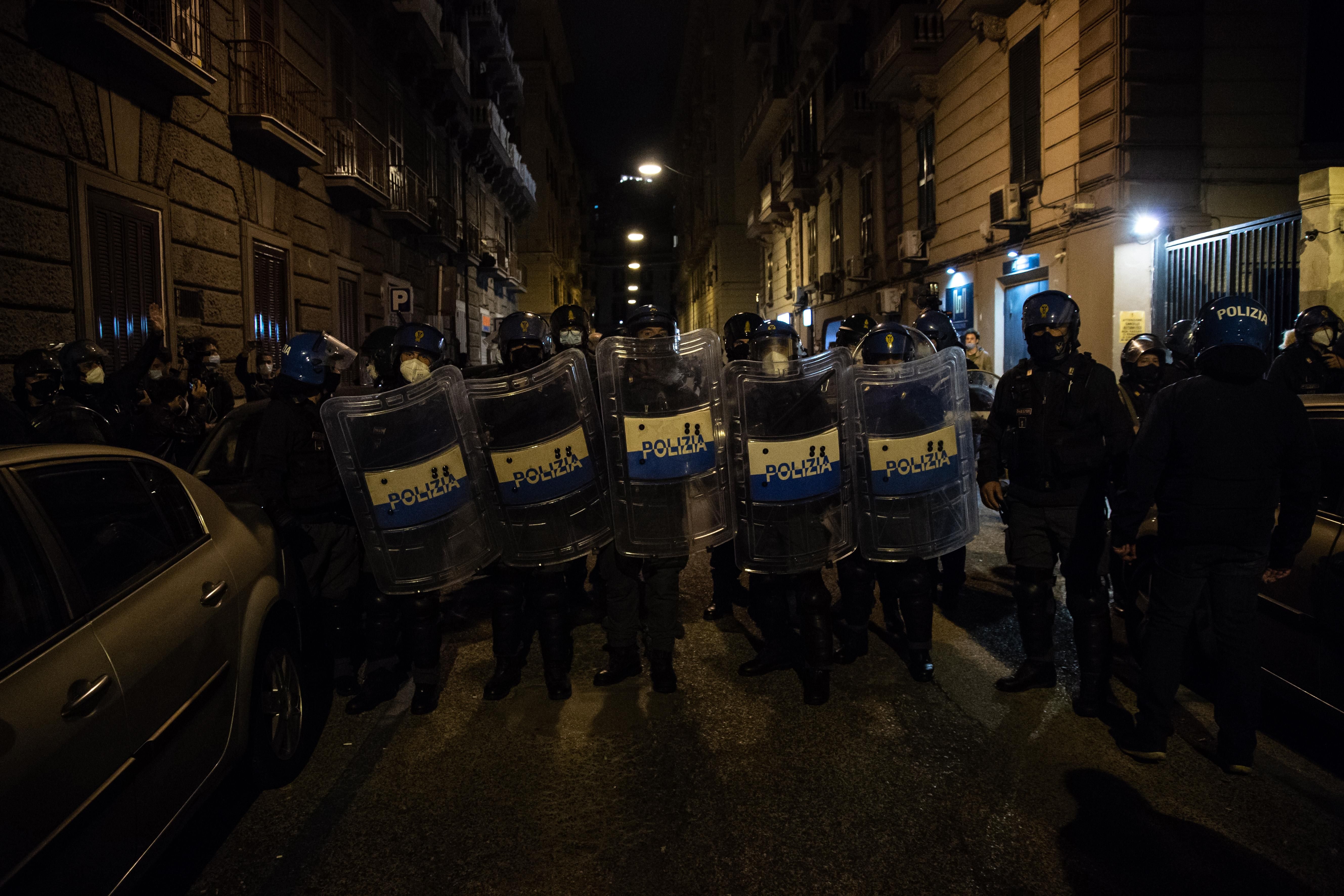 В Италии продолжаются масштабные протесты из-за карантина: люди громят магазины – фото