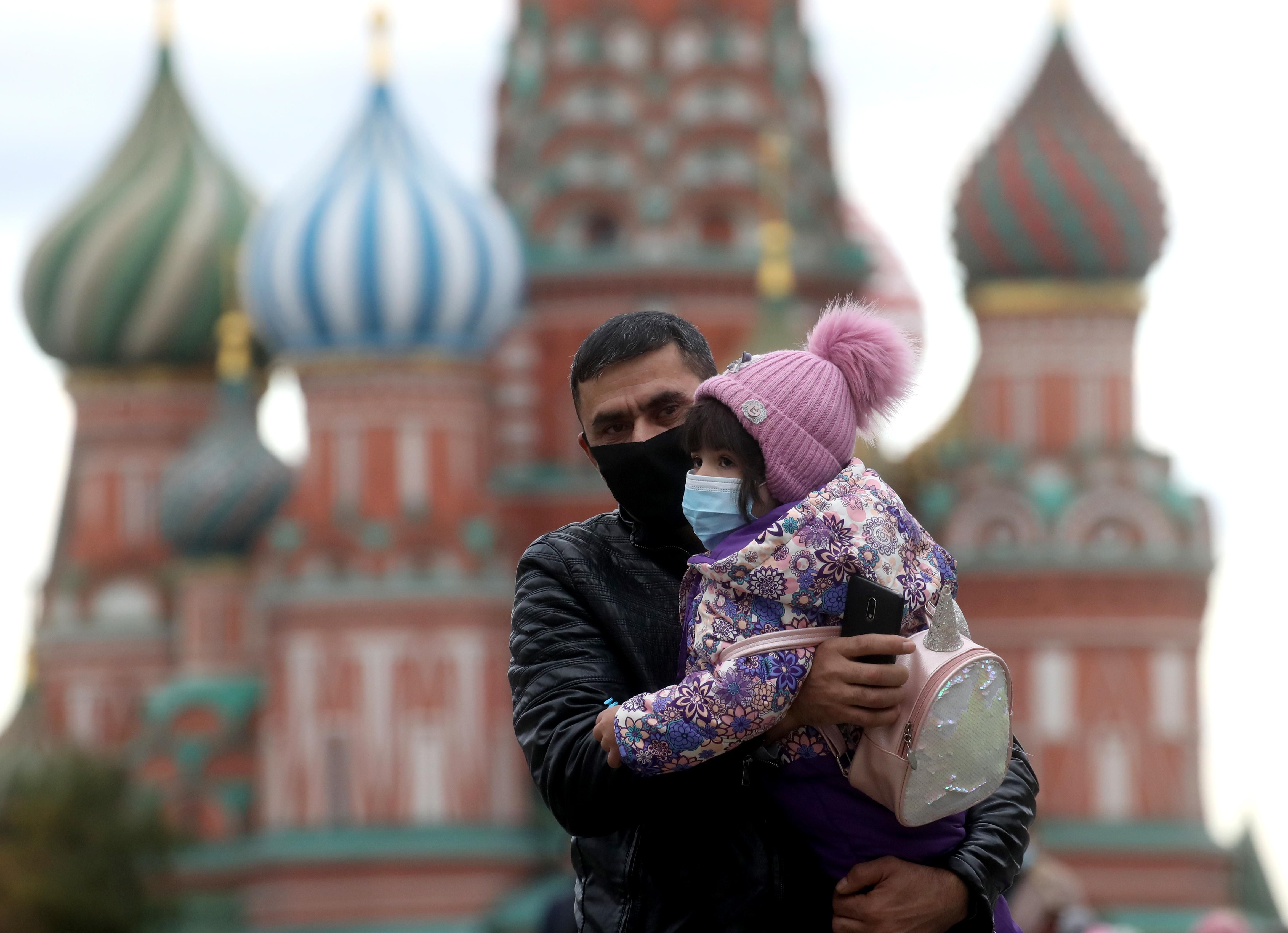 Маски даже в лифте: из-за COVID-19 в России усилят карантин Маски даже в лифте: из-за COVID-19 в России усилят карантин