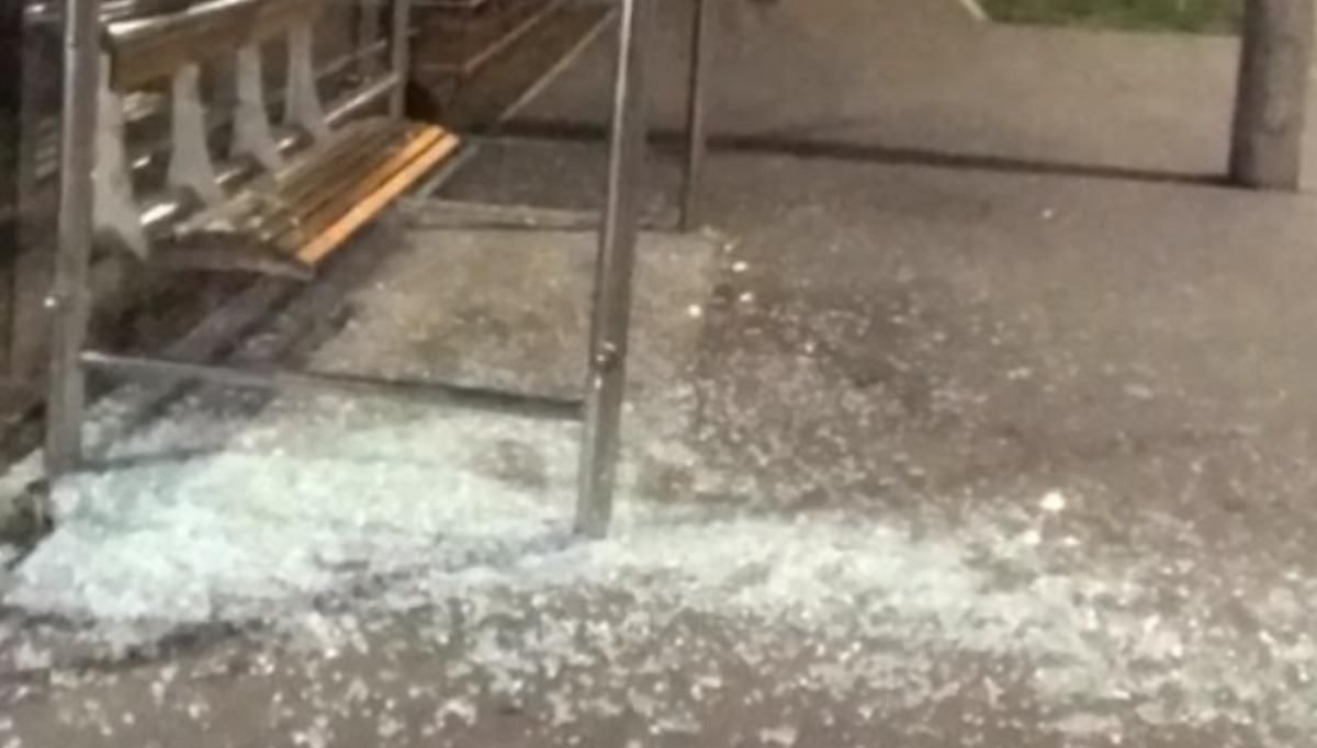 В Киеве велосипедист эпично разнес стеклянную остановку В Киеве велосипедист эпично разнес стеклянную остановку