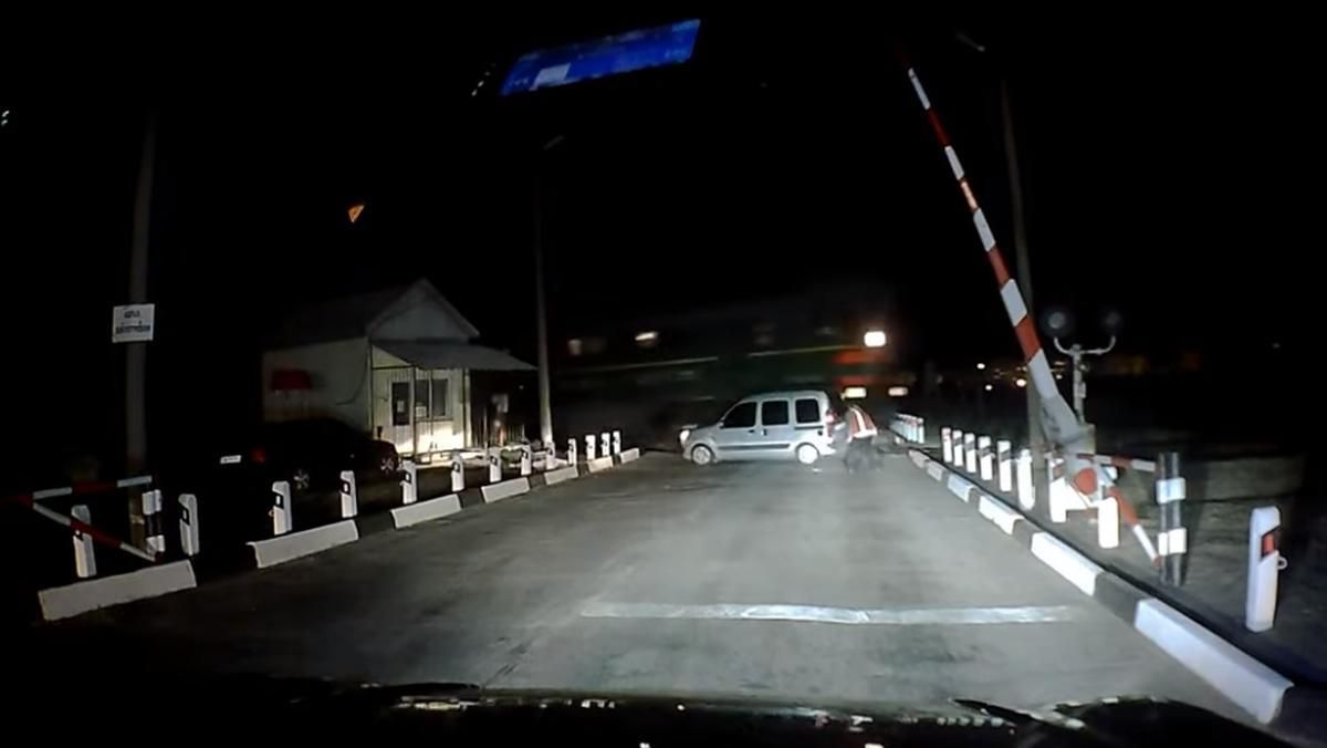 Через неробочі світлофори: на Запоріжжі потяг розтрощив мінівен Через неробочі світлофори: на Запоріжжі потяг розтрощив мінівен