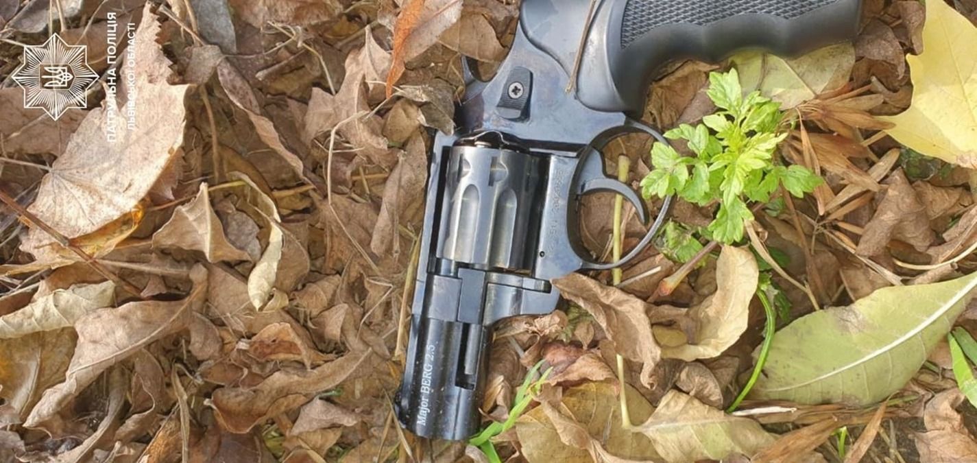 У Львові п’яна жінка погрожувала людям зброєю і стріляла в небо: фото У Львові п’яна жінка погрожувала людям зброєю і стріляла в небо: фото