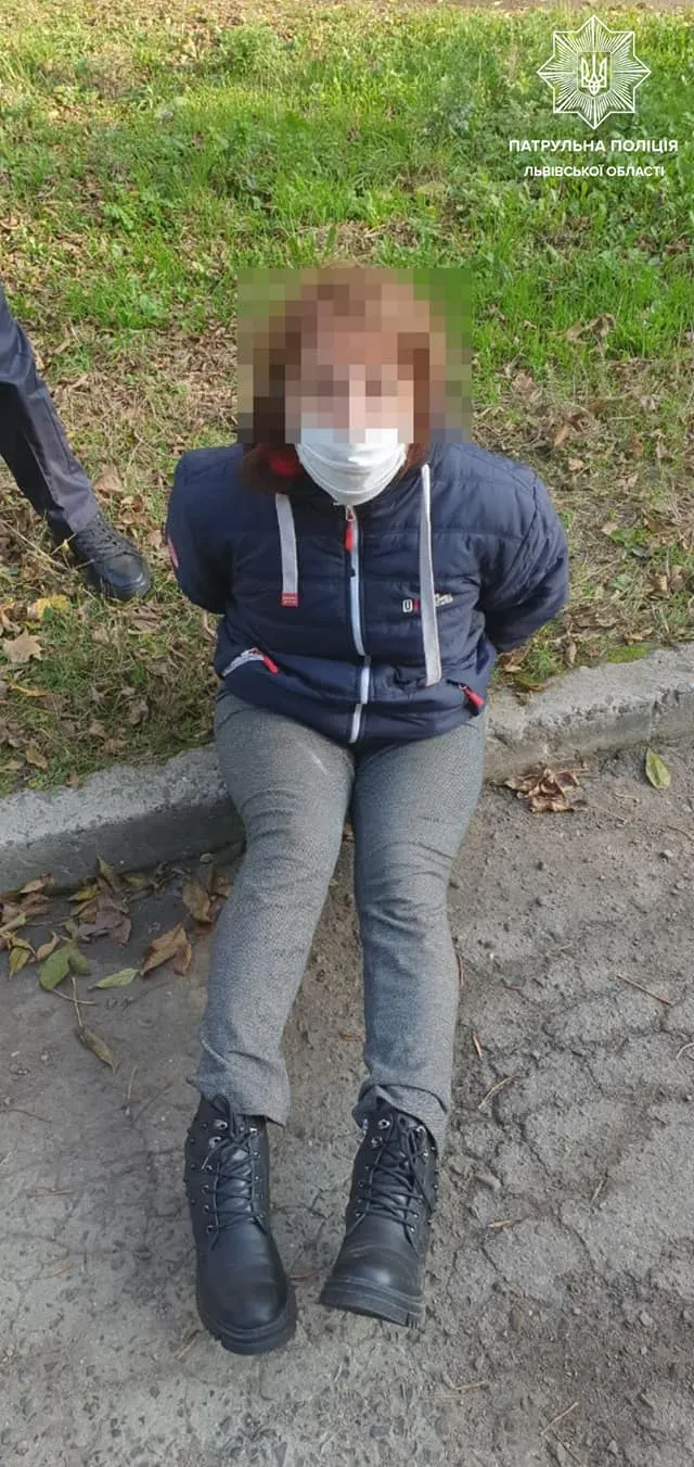 У Львові п’яна жінка погрожувала перехожим зброєю і стріляла в небо – фото