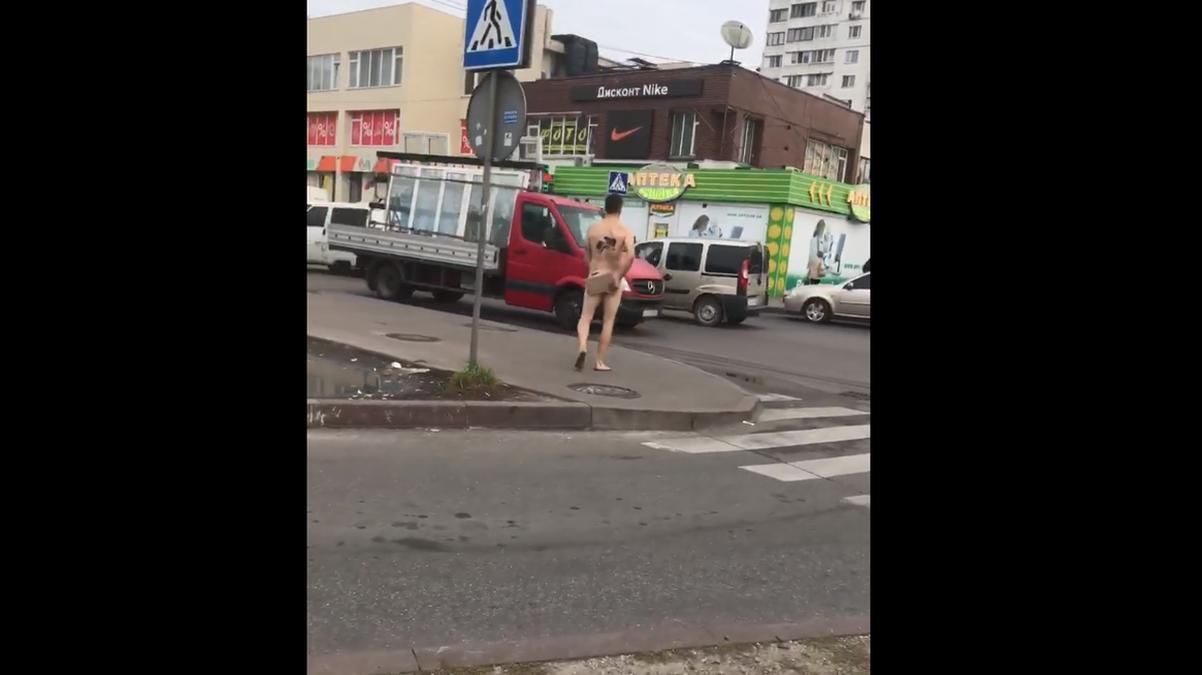 У Києві біля метро розгулював оголений чоловік У Києві біля метро розгулював оголений чоловік