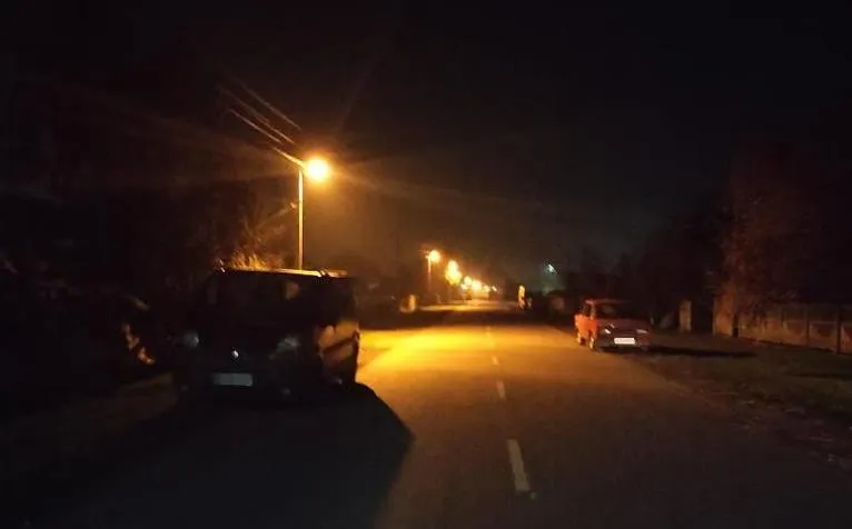 На Львівщині автівка переїхала чоловіка: водій не помітив людину, що лежала на дорозі – фото На Львівщині автівка переїхала чоловіка: водій не помітив людину, що лежала на дорозі – фото