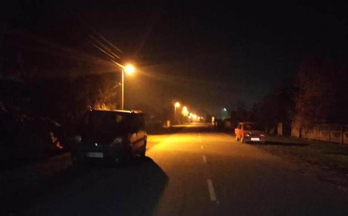 На Львовщине Nissan переехал мужчину: он лежал на дороге - фото На Львовщине Nissan переехал мужчину: он лежал на дороге - фото