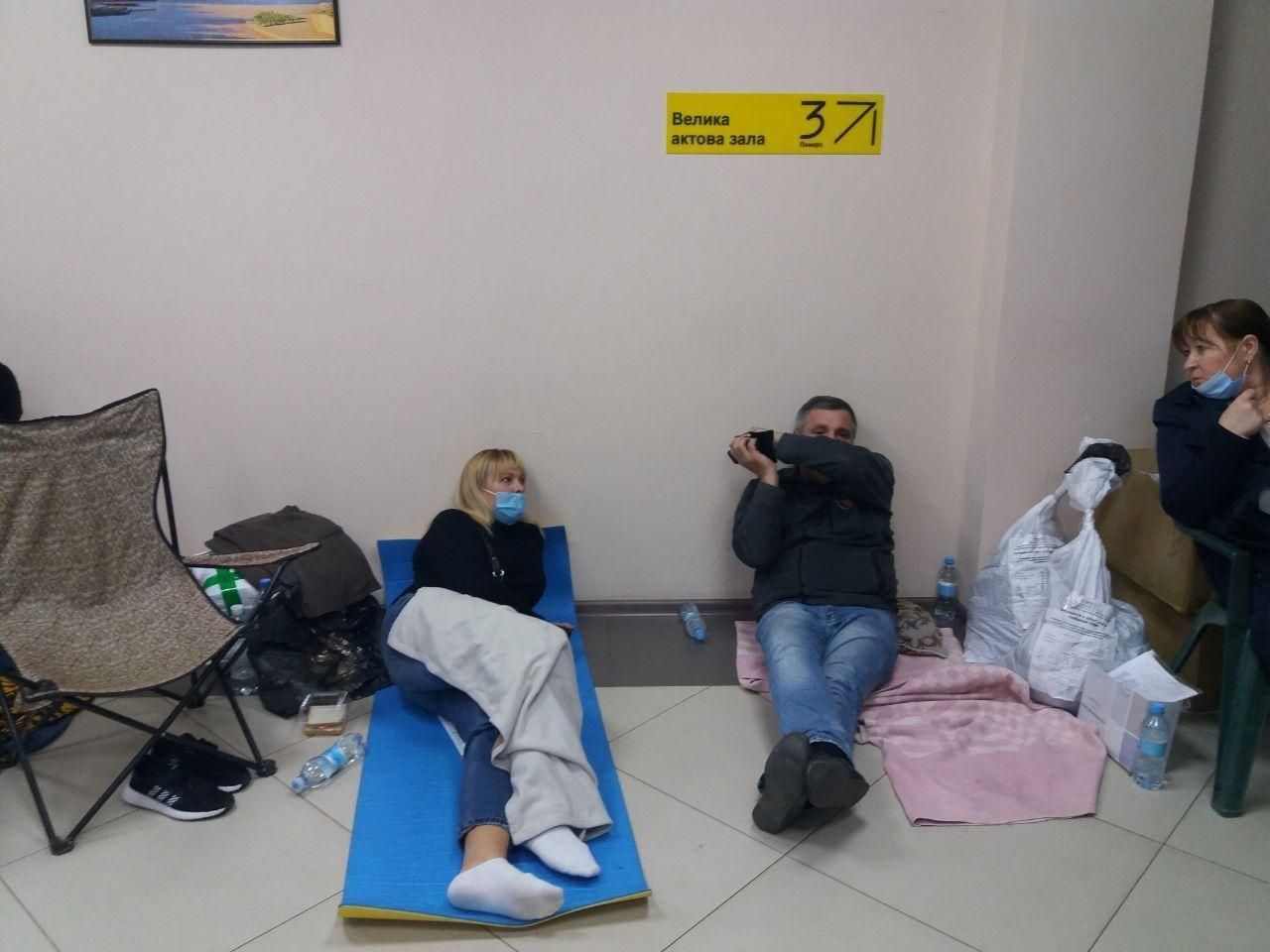 Сплять на підлогах: як в Одесі члени комісії здають протоколи – фото