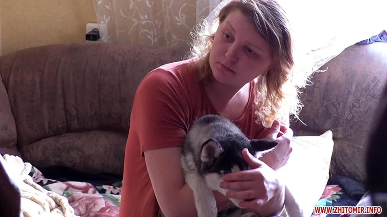 Женщина жестоко издевалась над щенком в Житомире: видео, фото