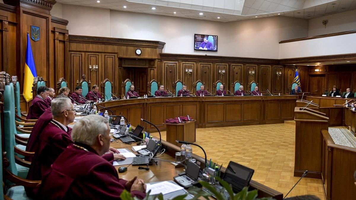 Власні інтереси суддів КСУ: заява НАЗК щодо рішення суду про незаконне збагачення та декларації