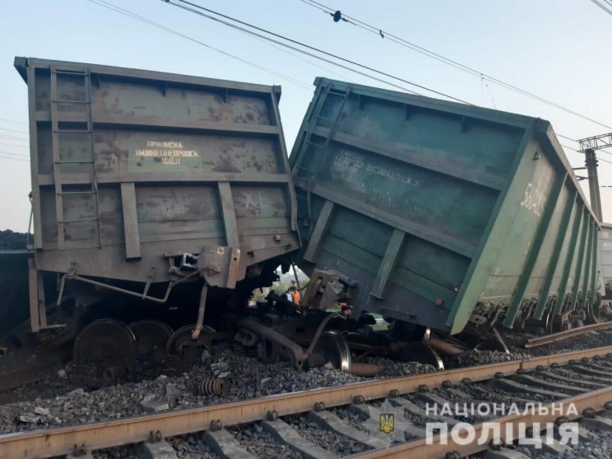 У Кривому Розі зійшли з рейок 14 товарних вагонів: фото