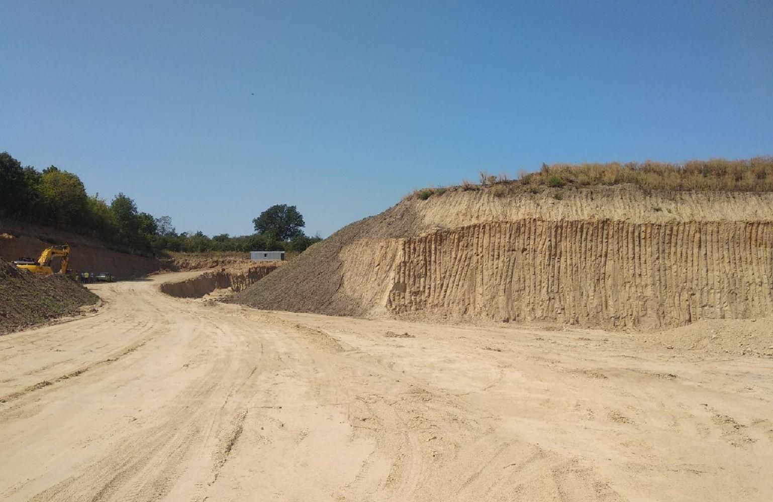 У Миколаєві дитину засипало піском: хлопчик не вижив - фото У Миколаєві дитину засипало піском: хлопчик не вижив - фото