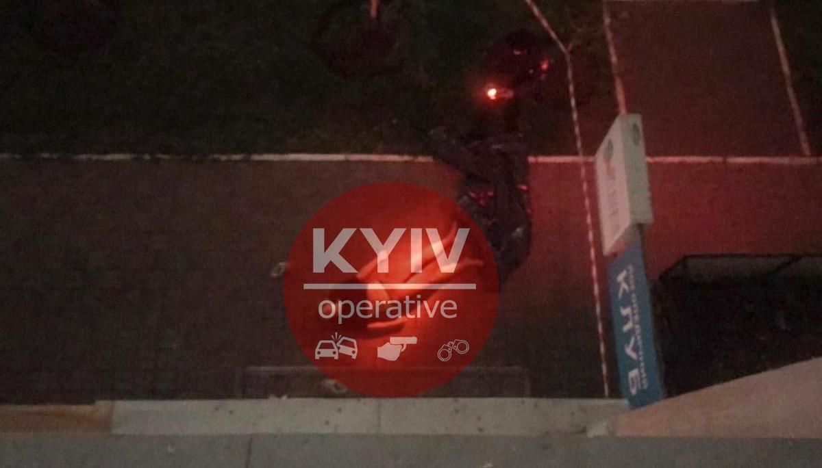 У Києві на Позняках з вікна багатоповерхівки вистрибнула жінка