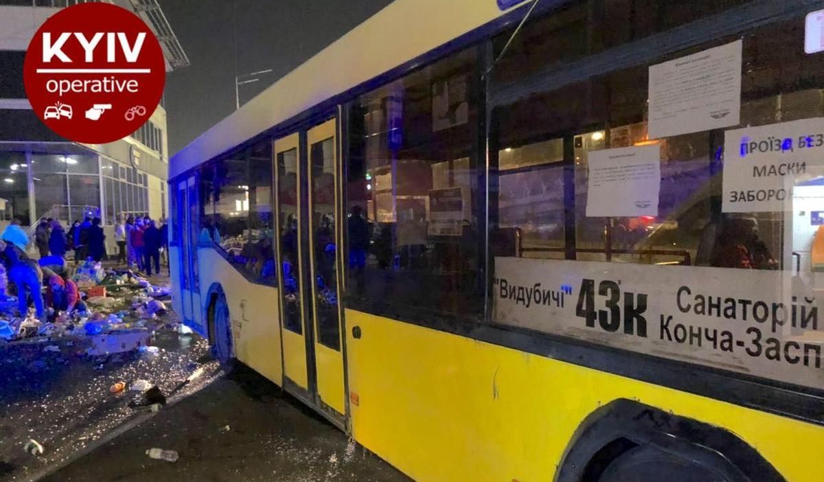 В Киеве автобус снес торговую палатку и наехал на людей на остановке