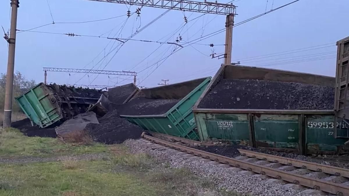 Під Кривим Рогом через пошкодження залізниці зійшов з рейок потяг