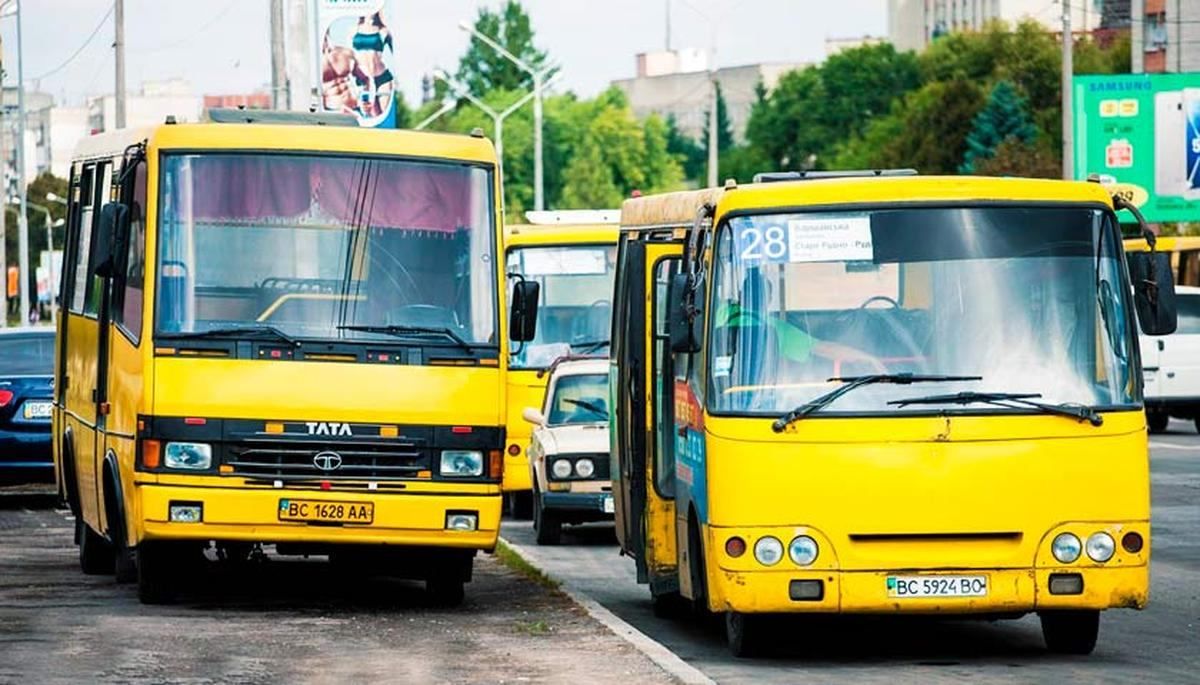 Поліція розшукує людей, які накинулися на жінку через українську