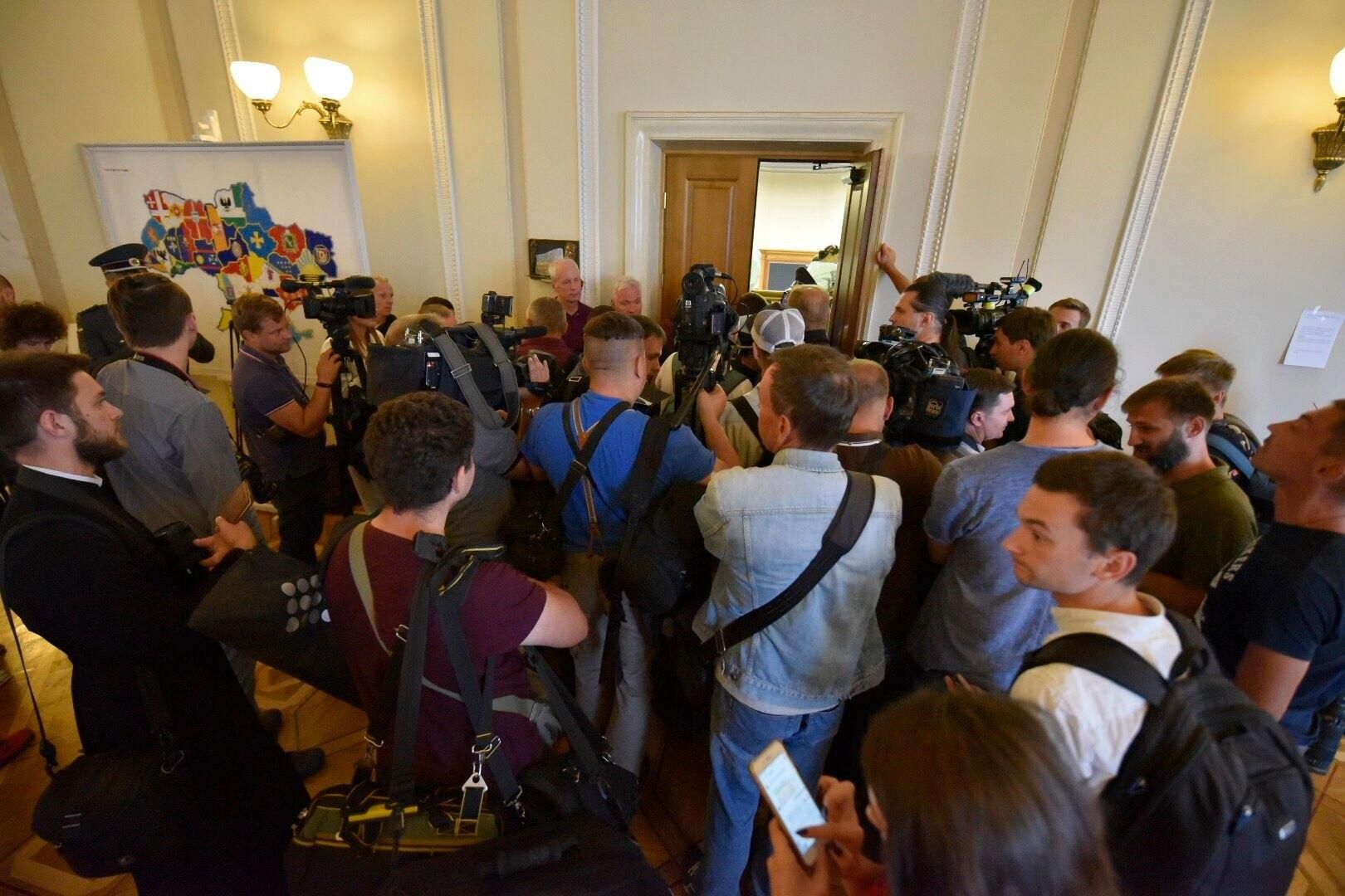 У ВРУ скасували скандальне рішення про позбавлення акредитації ЗМІ У ВРУ скасували скандальне рішення про позбавлення акредитації ЗМІ