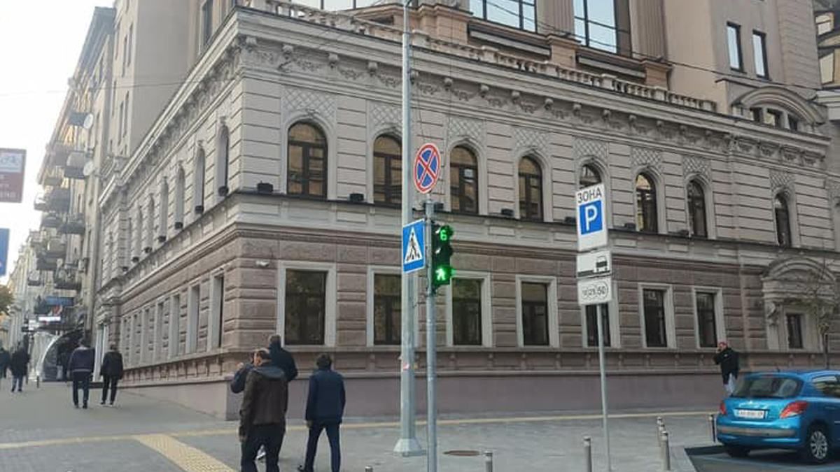 В Киеве на бульваре Шевченко демонтировали рекламные вывески - фото