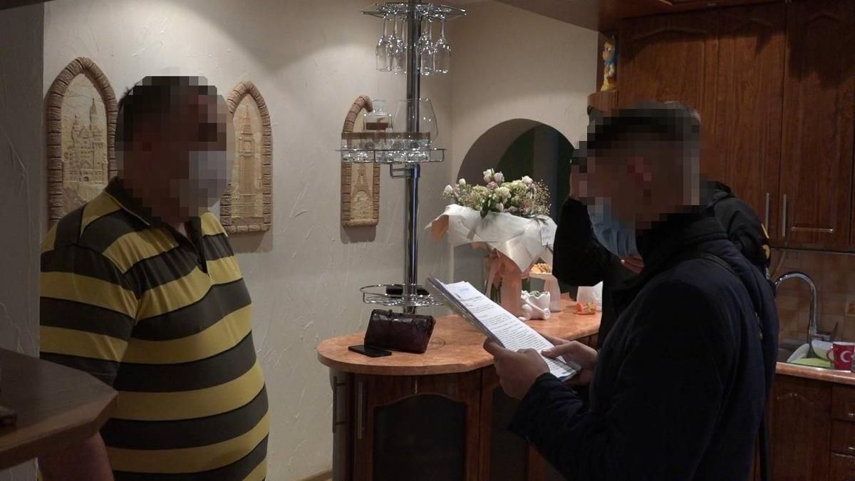 Двоє чоловіків намагалися купити посаду голови поліції Рівненщини Двоє чоловіків намагалися купити посаду голови поліції Рівненщини