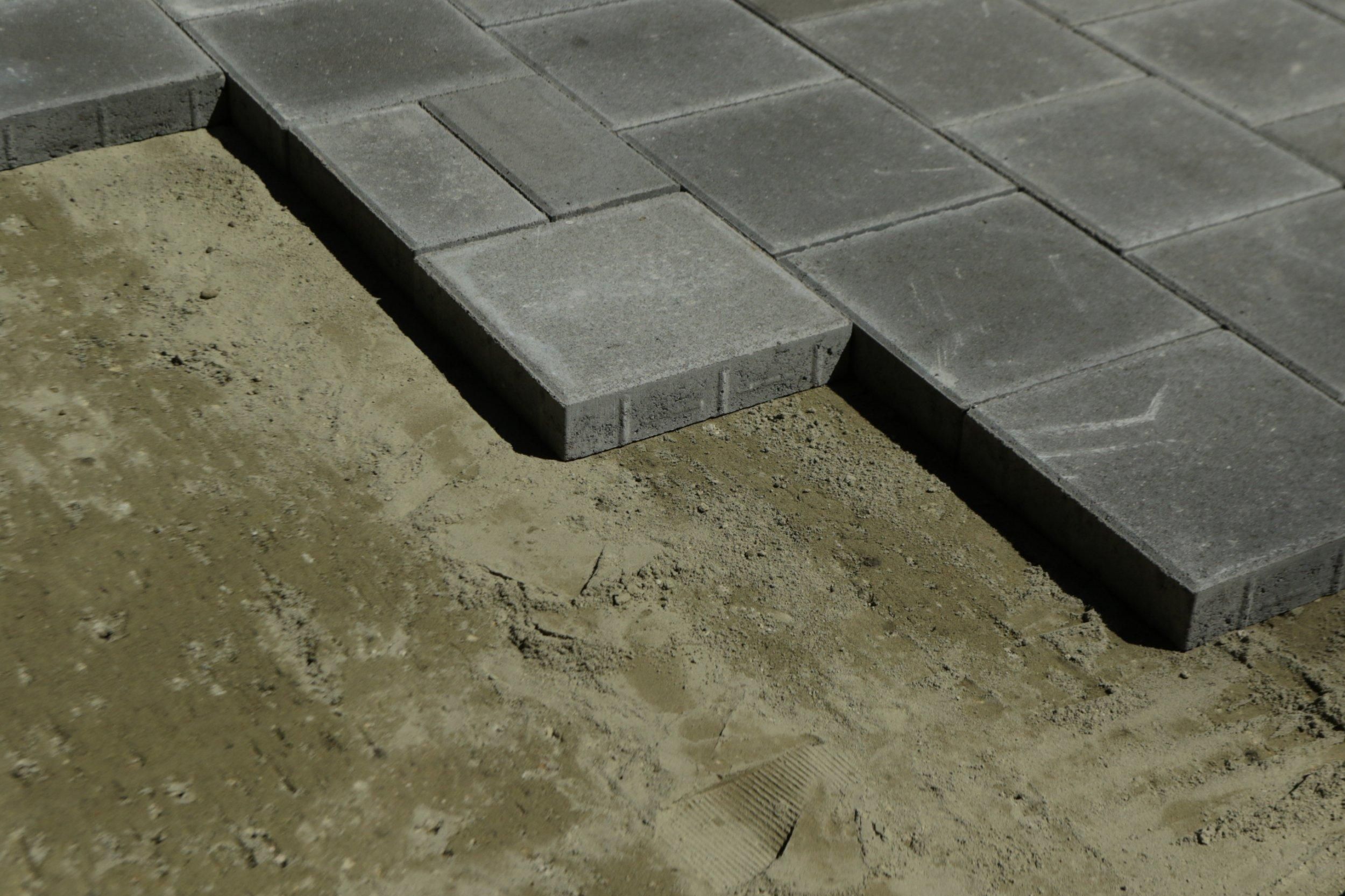 У Львові чоловіки крали вуличну плитку: їх спіймали на гарячому – фото У Львові чоловіки крали вуличну плитку: їх спіймали на гарячому – фото