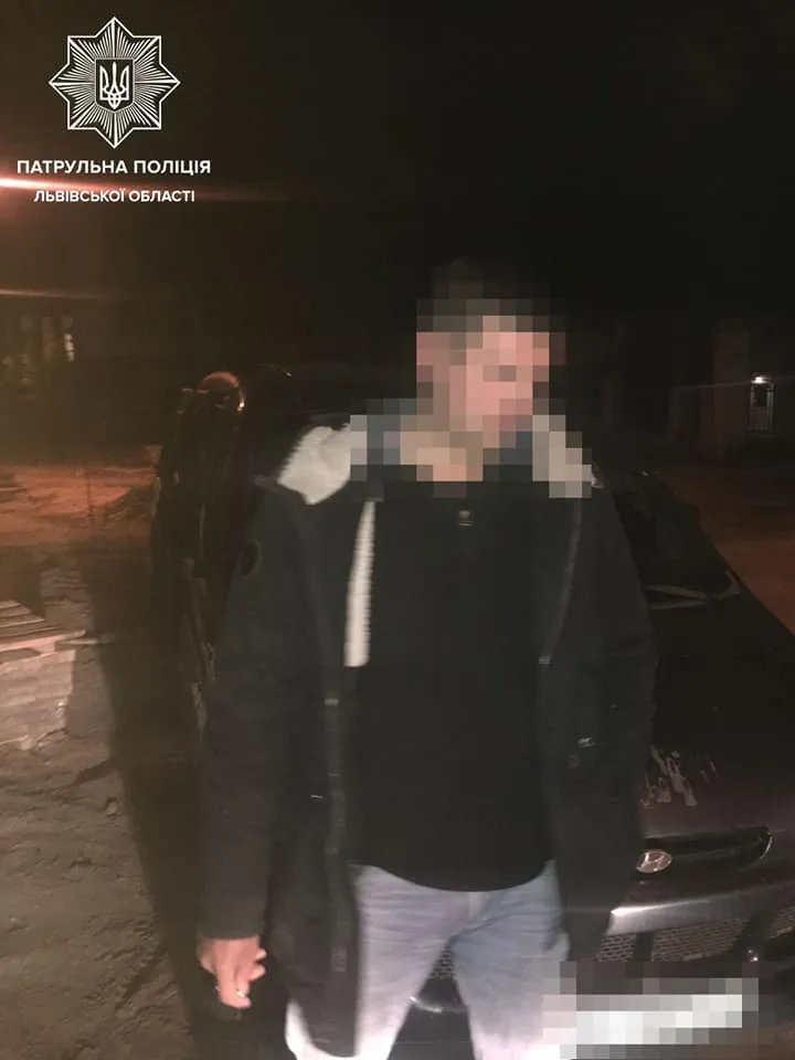 У Львові чоловіки крали вуличну плитку: їх спіймали на гарячому – фото У Львові чоловіки крали вуличну плитку: їх спіймали на гарячому – фото