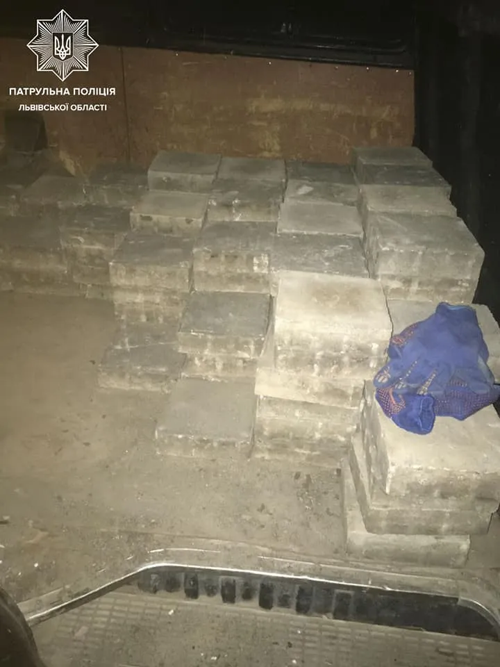 У Львові чоловіки крали вуличну плитку: їх спіймали на гарячому – фото У Львові чоловіки крали вуличну плитку: їх спіймали на гарячому – фото