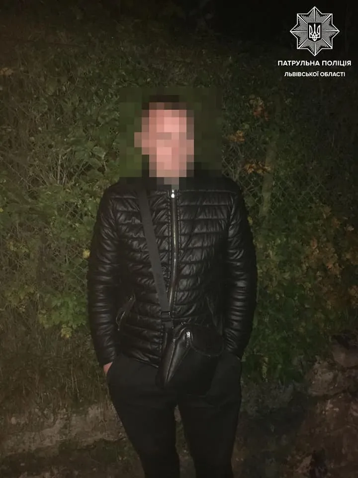 У Львові чоловіки крали вуличну плитку: їх спіймали на гарячому – фото У Львові чоловіки крали вуличну плитку: їх спіймали на гарячому – фото