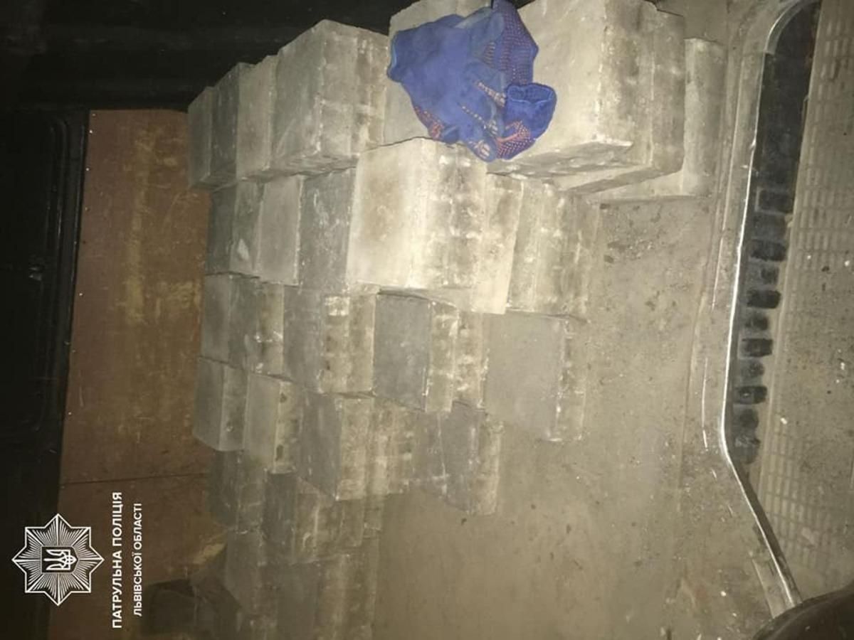 Во Львове мужчины воровали уличную плитку: их поймали с поличным - фото Во Львове мужчины воровали уличную плитку: их поймали с поличным - фото