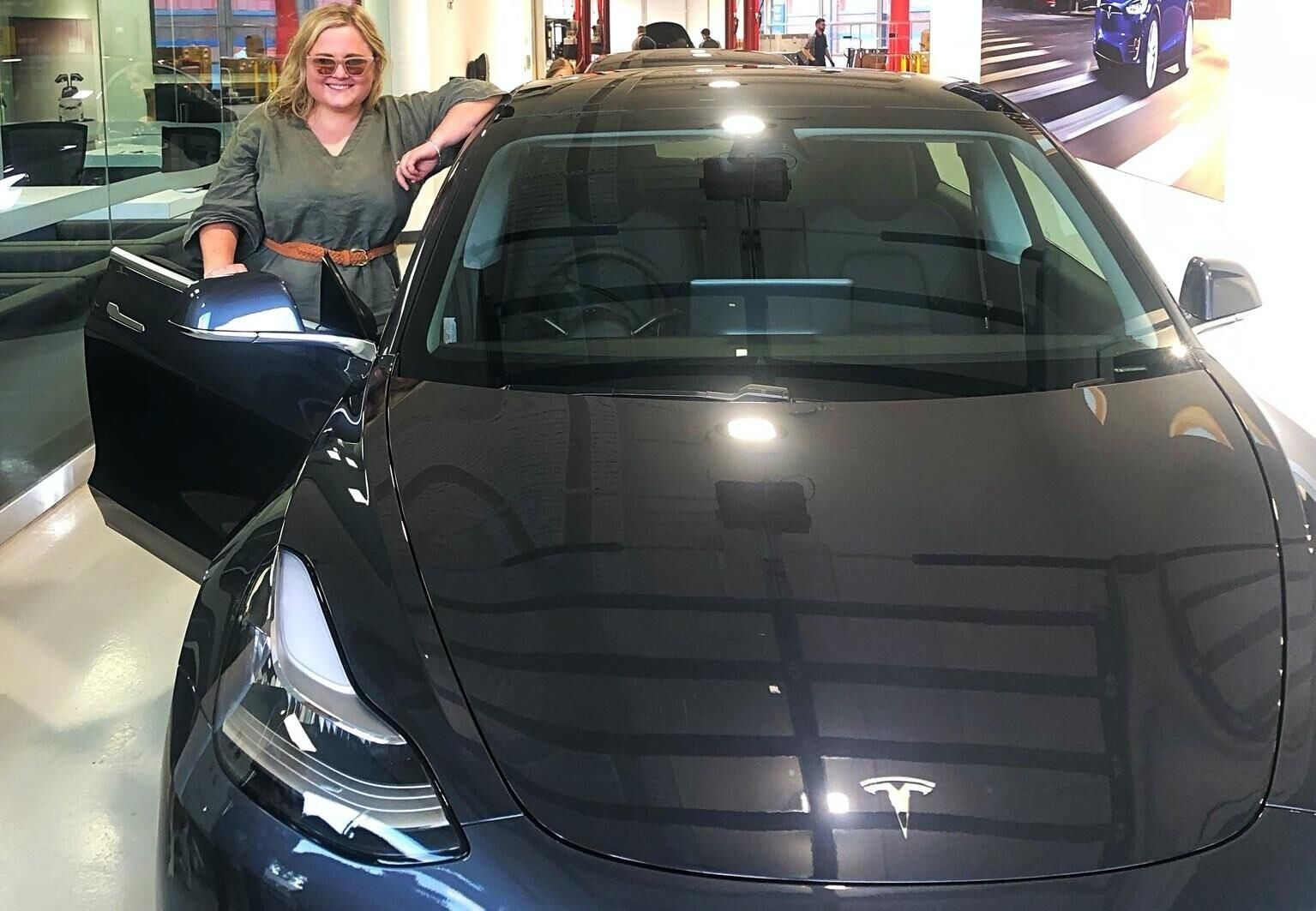 Власниця Tesla познущалася над викрадачами її авто: вона увімкнула дистанційне керування