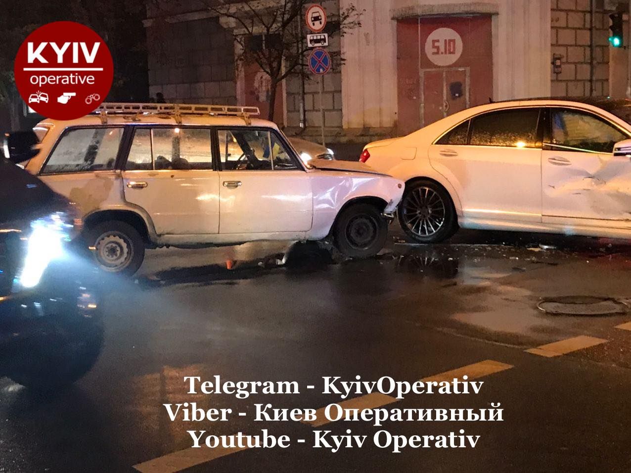 Біля урядового кварталу в Києві старенький ВАЗ влетів у Mercedes