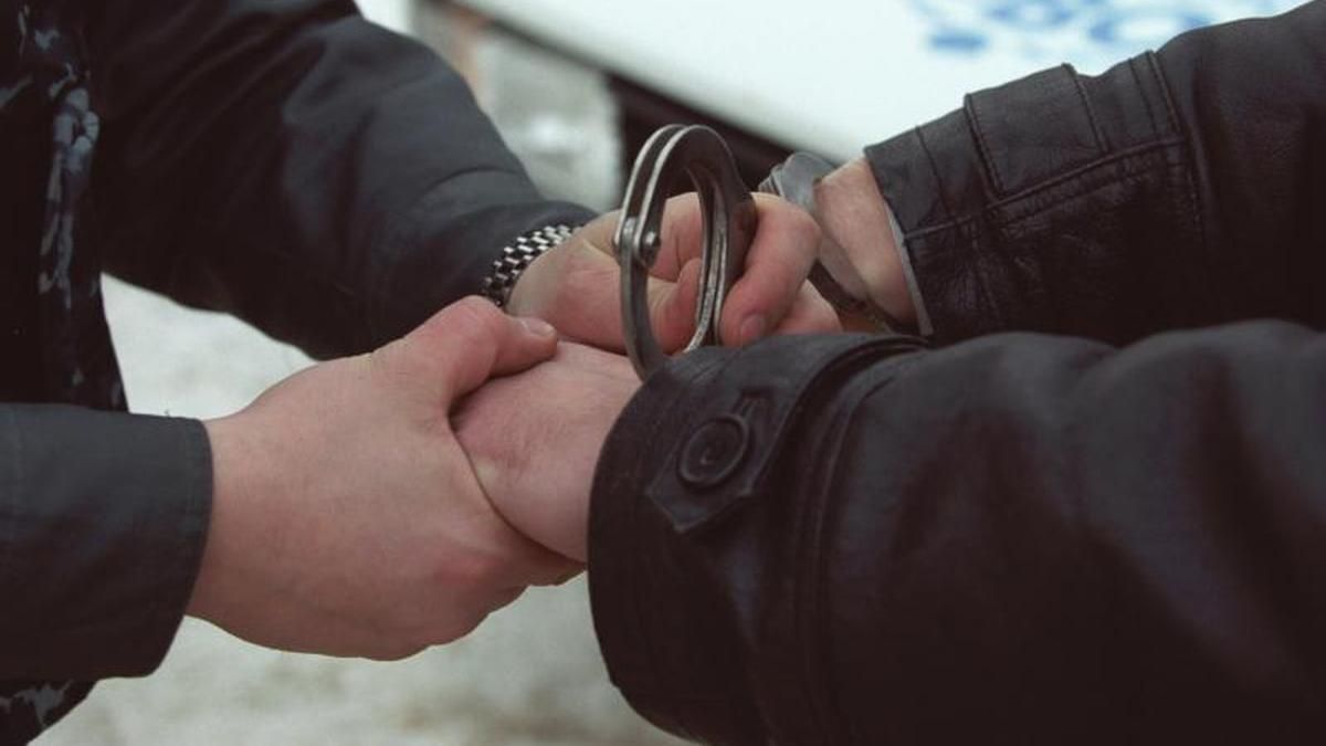 В Николаеве мужчина с ножом ограбил школьника