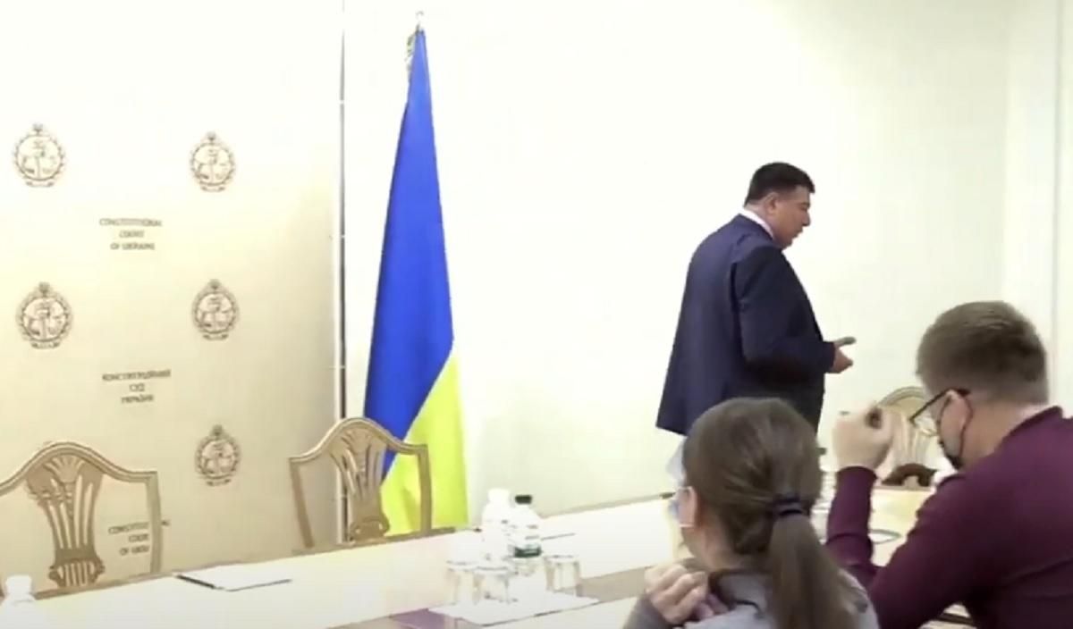 Тупицький втік від питань журналістів: відео Тупицький втік від питань журналістів: відео