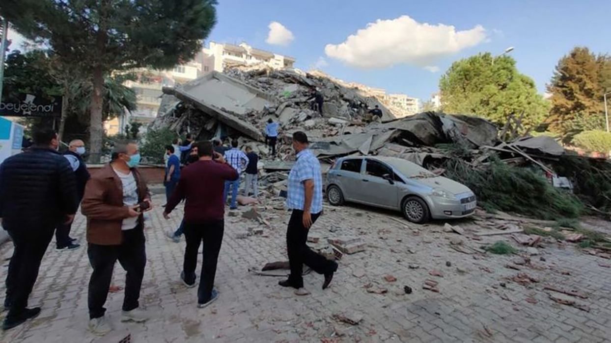 Упал за считанные секунды: появилось ужасное видео обвала жилого дома в Турции