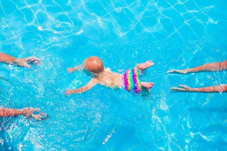 Новорожденные имеют хорошие плавательные рефлексы