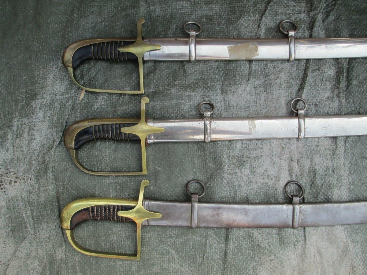 Львовские таможенники нашли древние сабли и мечи в посылках Львовские таможенники нашли древние сабли и мечи в посылках