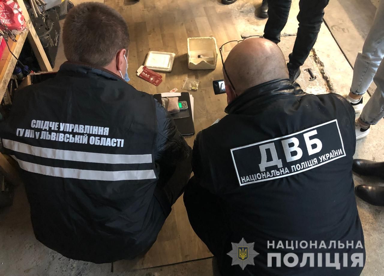 На Львовщине бывшие правоохранители продавали наркотики - фото