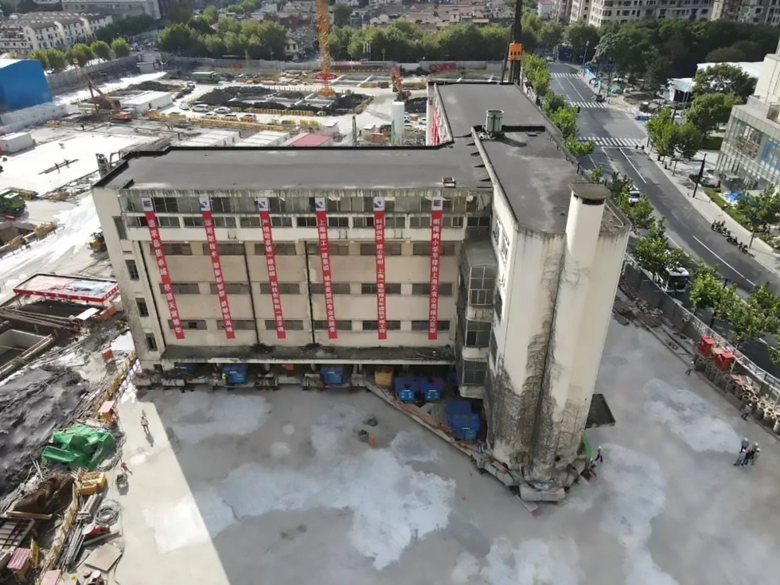 У Китаї на 62 метри перенесли школу, яка важить 7 600 тонн: відео
