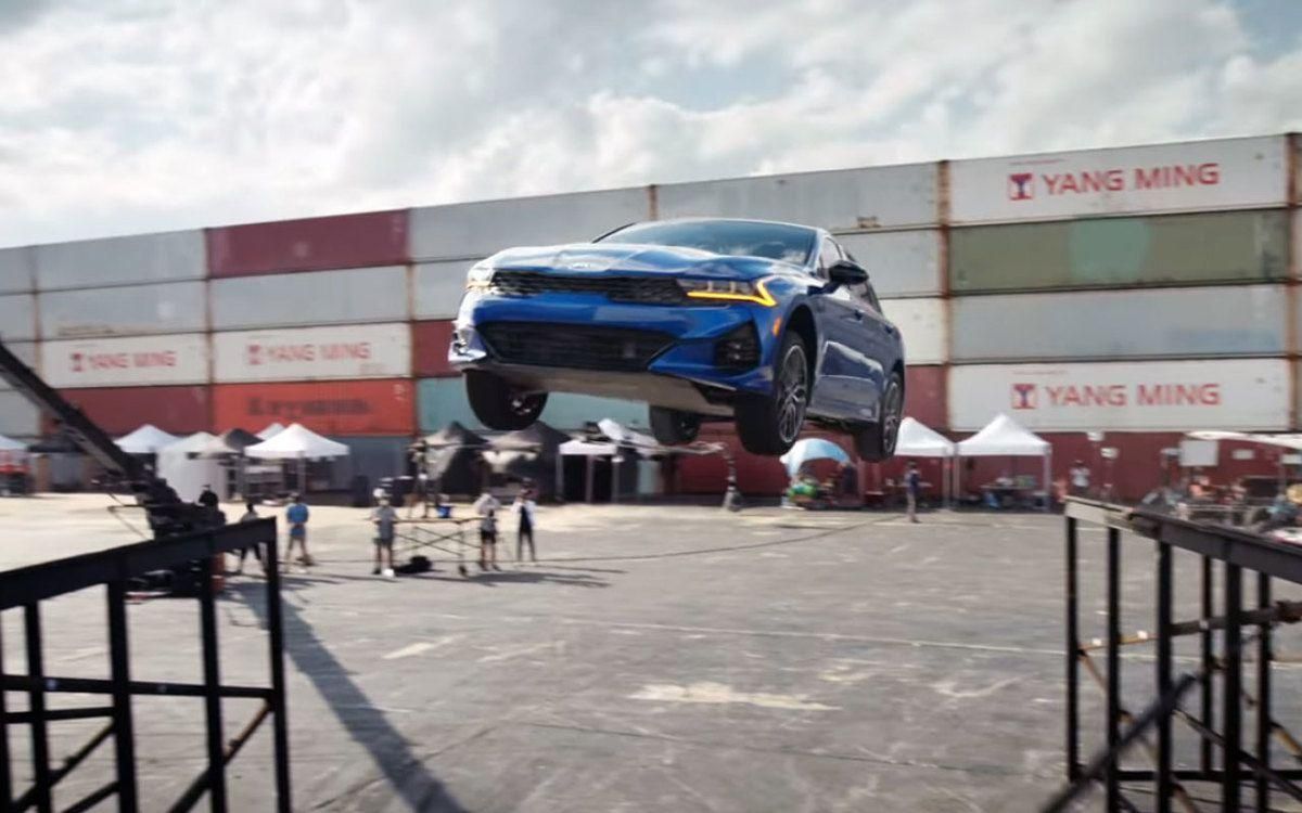 Kia K5 исполнила прыжок с разворотом на 360 градусов: видео