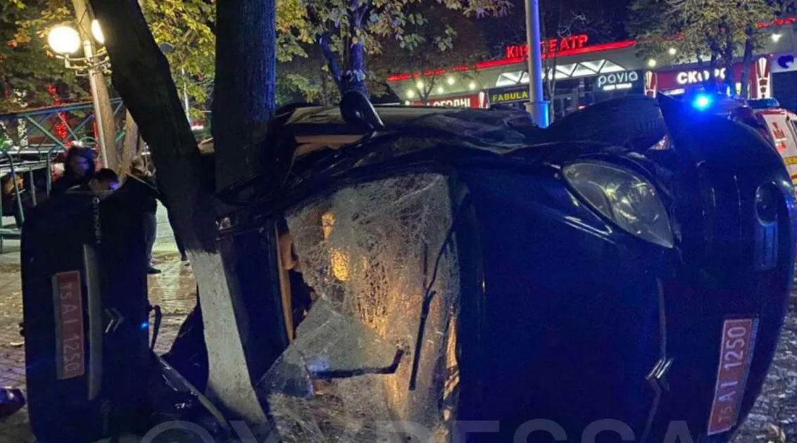 Автівка розтрощена, двоє загиблих та двоє постраждалих Автівка розтрощена, двоє загиблих та двоє постраждалих