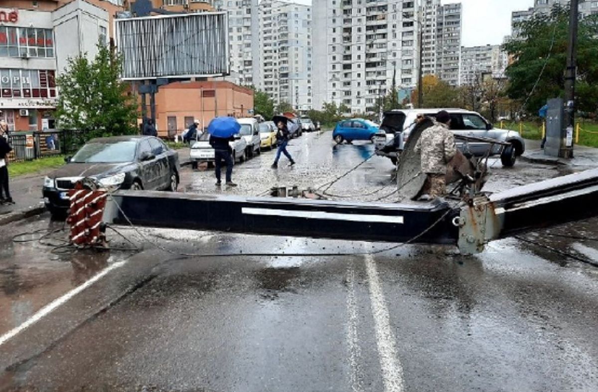 У Києві на авто впав будівельний кран 31.10.2020: фото, відео