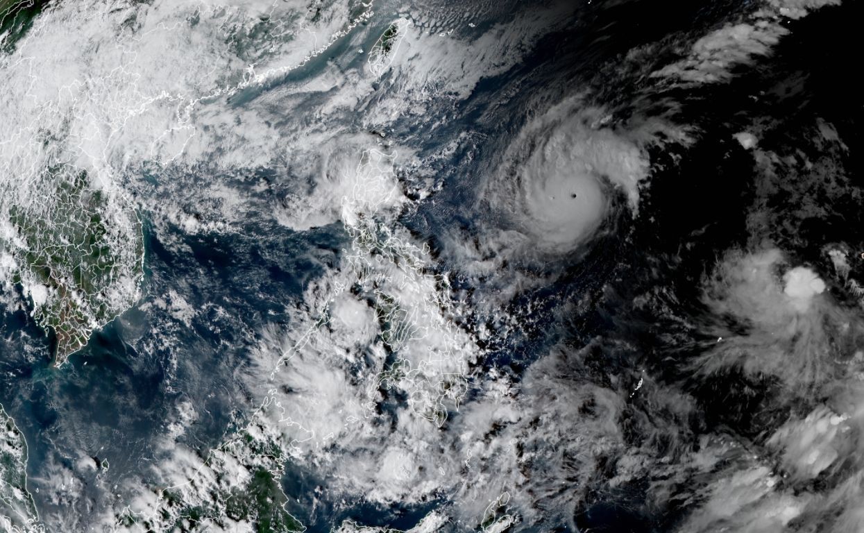 До Філіппін наближається потужний тайфун Гоні: фото з космосу