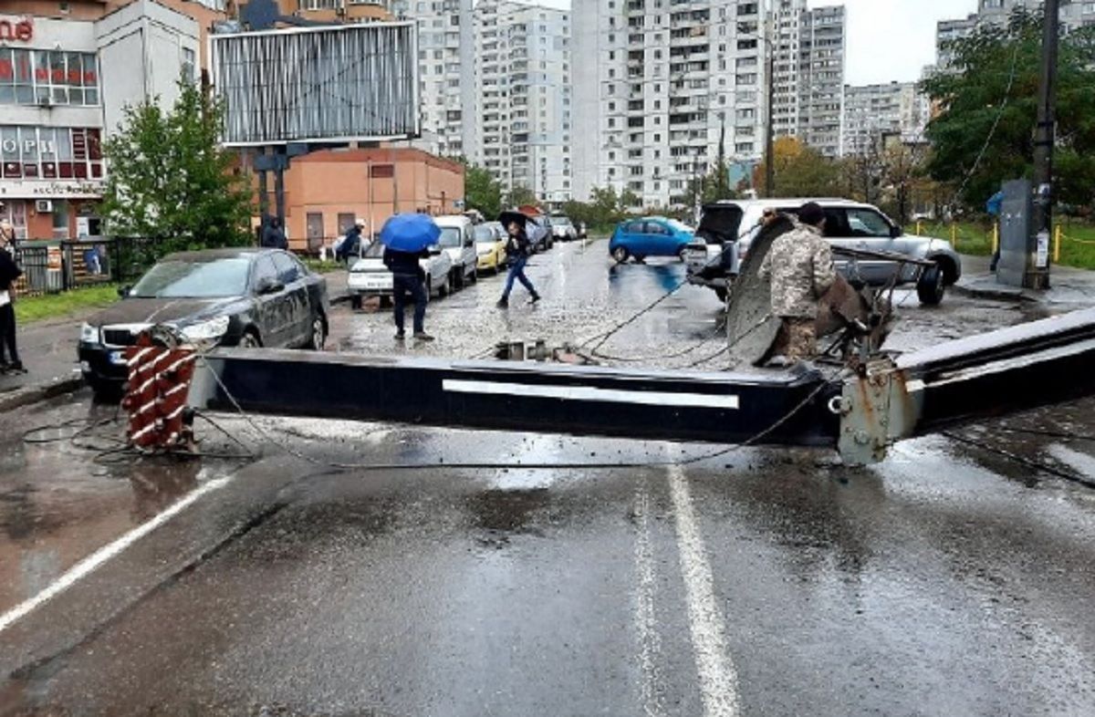 В Киеве на авто упал строительный кран 31.10.2020: фото, видео