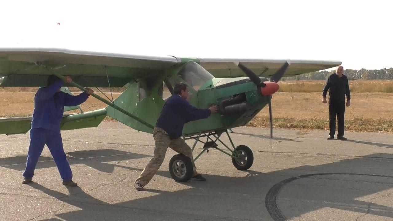 В Черкасской области 65-летний мужчина конструирует самолеты, видео
