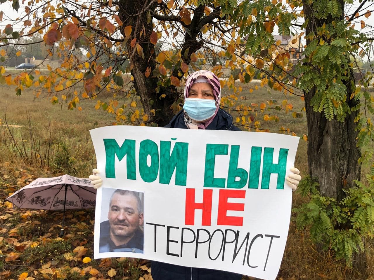 У Криму рідні політв'язнів влаштували одиночний пікет: фото