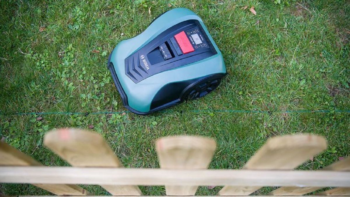 В Германии вор хотел похитить робота-газонокосилку