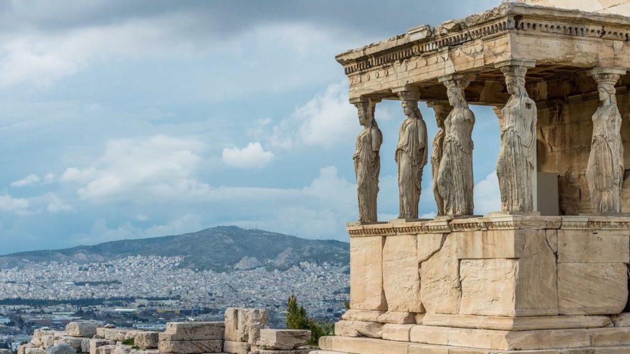 Греция усиливает карантин и закрывает рестораны в Афинах