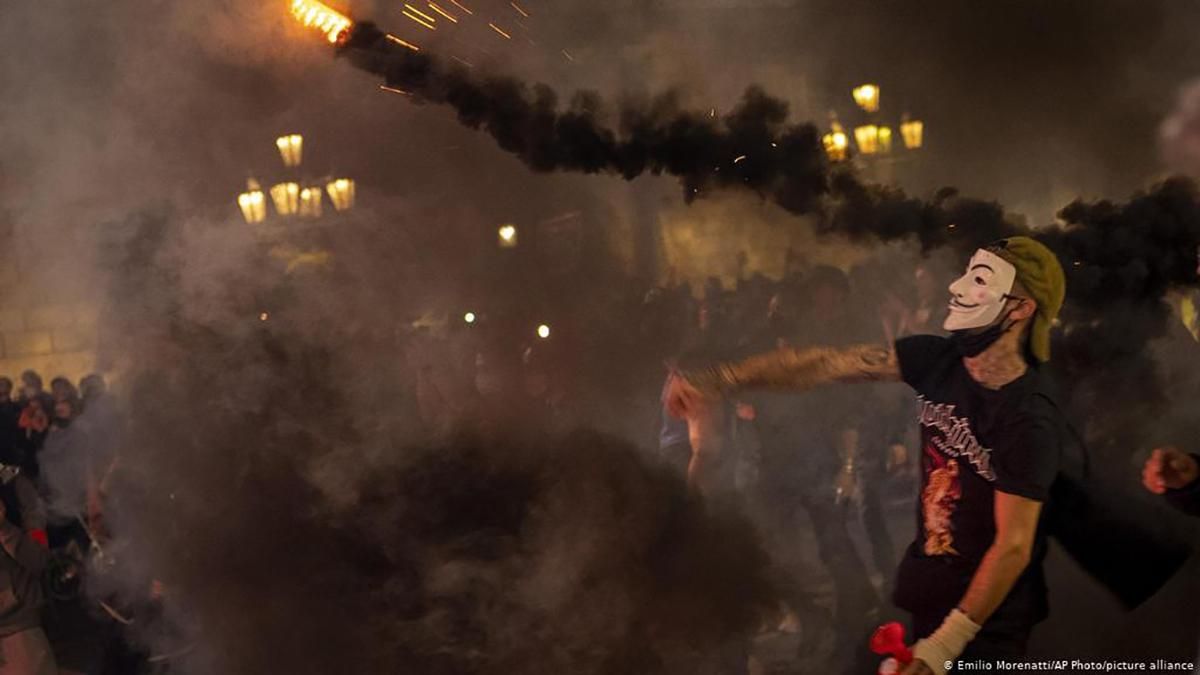 В Барселоне - масштабные протесты против карантина: люди бросали камни