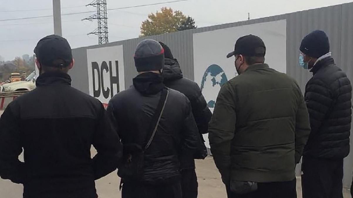 У Харкові молодики завадили зйомці журналістів: деталі, фото У Харкові молодики завадили зйомці журналістів: деталі, фото