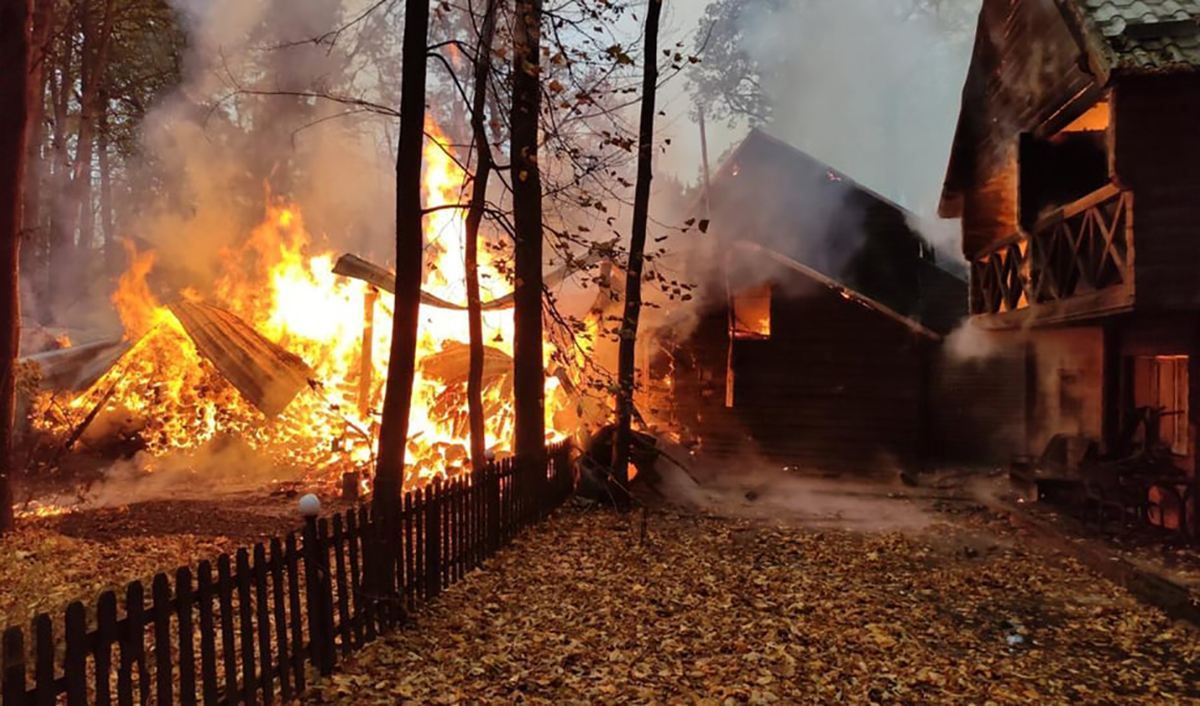 На Житомирщині 31.10.2020 горів готельно-ресторанний комплекс: фото На Житомирщині 31.10.2020 горів готельно-ресторанний комплекс: фото